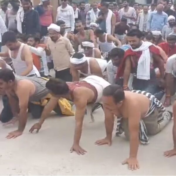 अन्नदाताओं का अर्धनग्न प्रदर्शन: घुटनों के बल SDM कार्यालय पहुंचे किसान, समर्थन मूल्य पर जल्द मूंग खरीदी की मांग