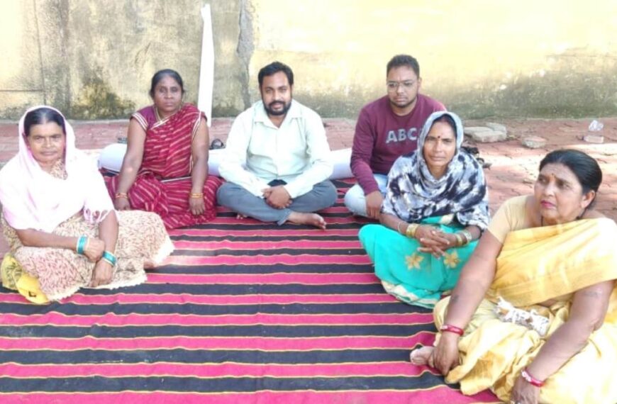 गोधन न्याय योजना और मनरेगा में भ्रष्टाचार का आरोप: आरोपियों के खिलाफ कार्रवाई की मांग को लेकर भूख हड़ताल पर बैठे ग्रामीण