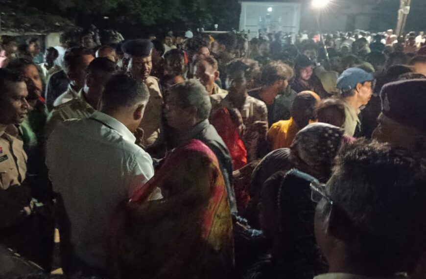 रेत माफियाओं का आतंक: अवैध रेत खनन का विरोध करने पर युवक को मारी गोली, आक्रोशित ग्रामीणों ने पुलिस टीम को घेरा