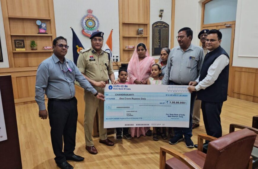 सड़क हादसे में मृत जवान को मिला 1 करोड़ का मुआवजा, पुलिस सैलेरी पैकेज से दिवंगत जवान की मां को सौंपा चेक