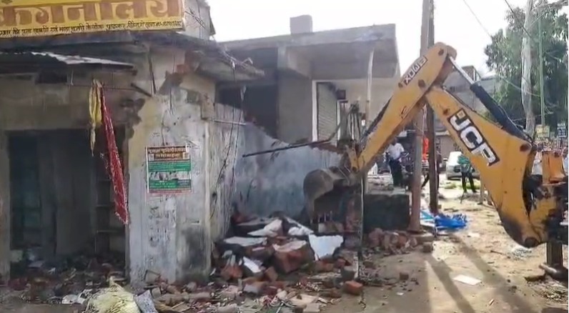 अवैध अतिक्रमण के खिलाफ नगर पालिका का एक्शन, दर्जनों दुकानों और घरों पर चला बुलडोजर