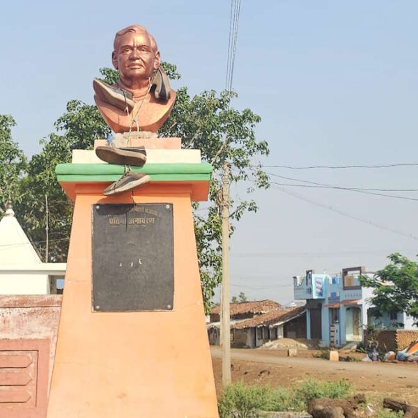 भारत रत्न अटल बिहारी की प्रतिमा का अपमान, असामाजिक तत्वों ने पहनाई जूतों की माला