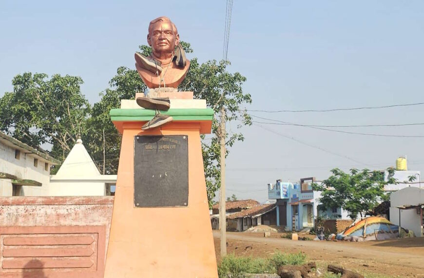 भारत रत्न अटल बिहारी की प्रतिमा का अपमान, असामाजिक तत्वों ने पहनाई जूतों की माला