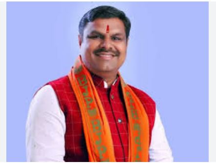 बैडमिंटन खेलते समय अचानक चक्कर खाकर गिर पड़े विधायक, अस्पताल में भर्ती