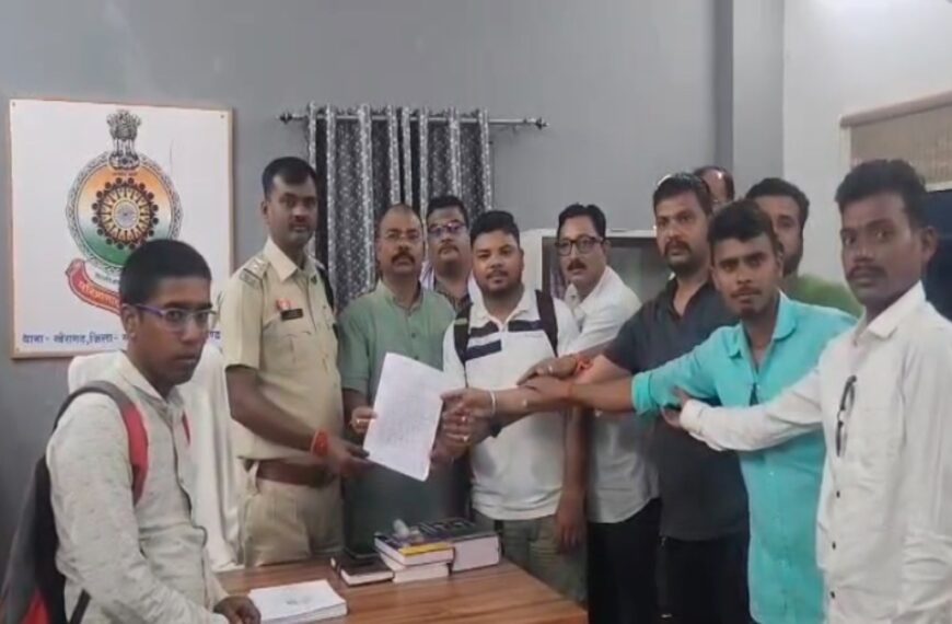 डॉक्टर की दबंगई और अस्पताल की बदहाली : ड्यूटी छोड़ निजी क्लिनिक पहुंचे डॉक्टर, पत्रकार से की अभद्रता