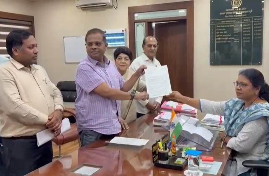 अजीत जोगी प्रतिमा मामला : रेणु और अमित जोगी ने कलेक्टर को सौंपा ज्ञापन, लगाए गंभीर आरोप