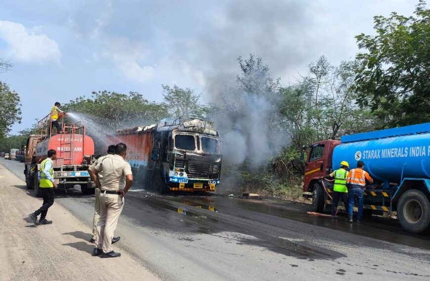 ट्रक के केबिन में लगी आग, ड्राइवर ने कूदकर बचाई अपनी जान
