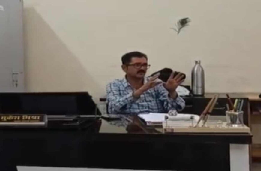 नशे में धुत्त शिक्षा विभाग के सहायक संचालक ने शिक्षकों और पुलिसकर्मियों से किया दुर्व्यवहार, कहा – 15 दिन में सस्पेंड होकर फिर आ जाऊंगा…