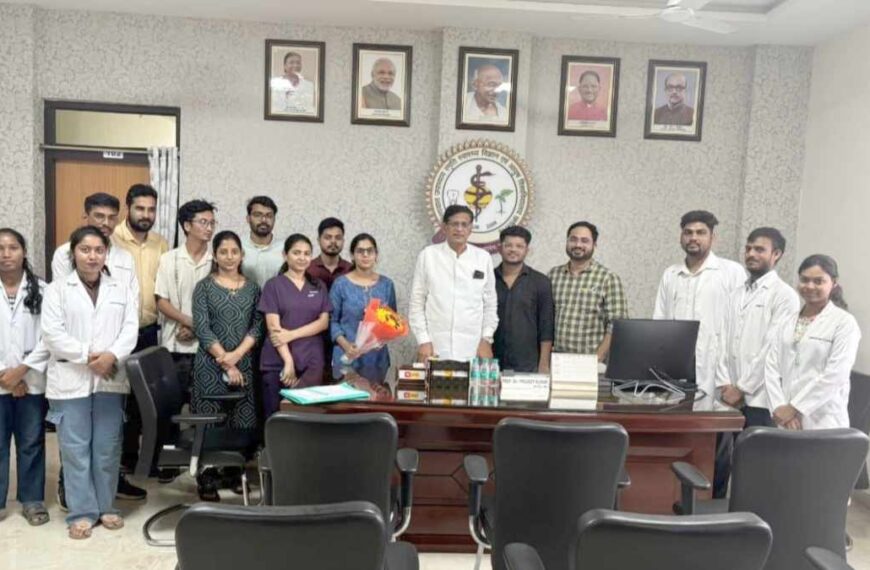 परीक्षा प्रणाली में सुधार की मांग, जूनियर डॉक्टरों ने आयुष विश्वविद्यालय के कुलपति को सौंपा ज्ञापन