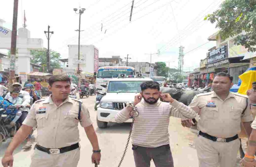 कुख्यात हिस्ट्रीशीटर गिरफ्तार, पुलिस ने निकाला जुलूस, आरोपी के खिलाफ दर्ज है कई मामले