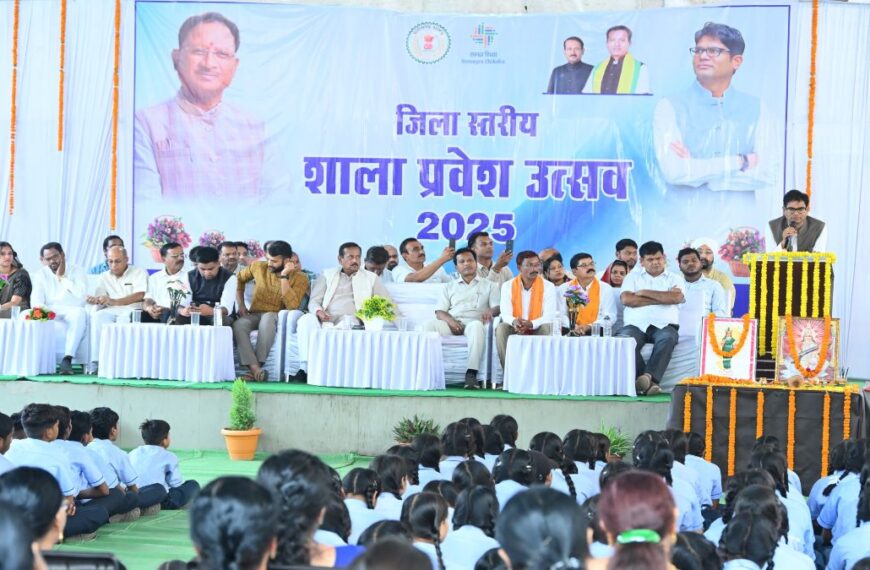 शाला प्रवेशोत्सव में मंत्री ओपी चौधरी छात्रों से किया संवाद, कहा- व्यवहारिक ज्ञान और जीवनोपयोगी स्किल्स ही सफलता की कुंजी