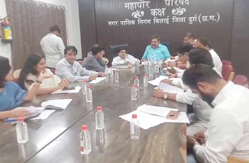 अवैध होर्डिंग्स, फ्लैक्स लगाने वालों की अब खैर नहीं, इंदौर से सीख लेकर नगर निगम ने की पहल