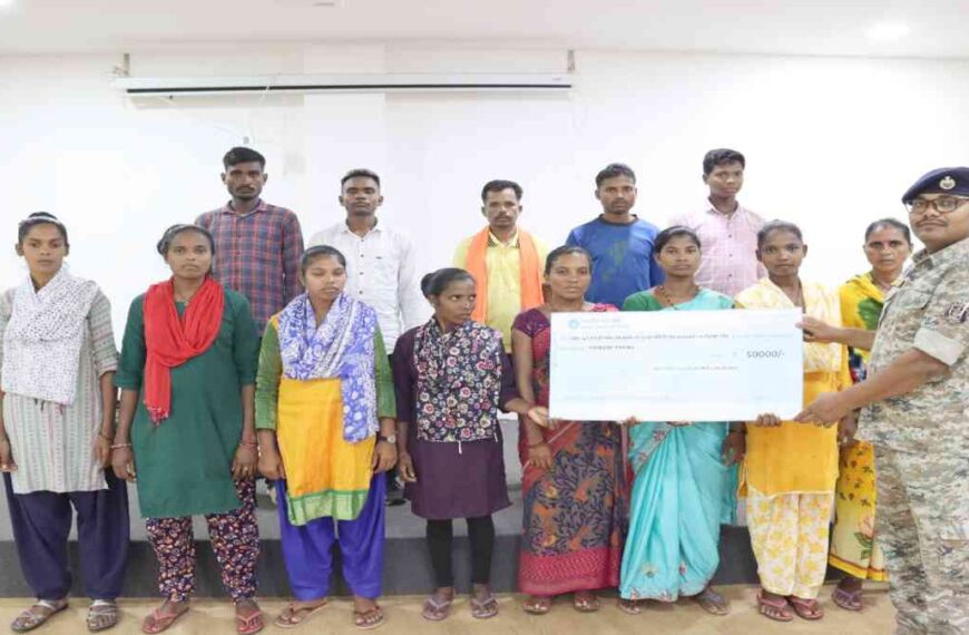 13 नक्सलियों ने किया आत्मसमर्पण