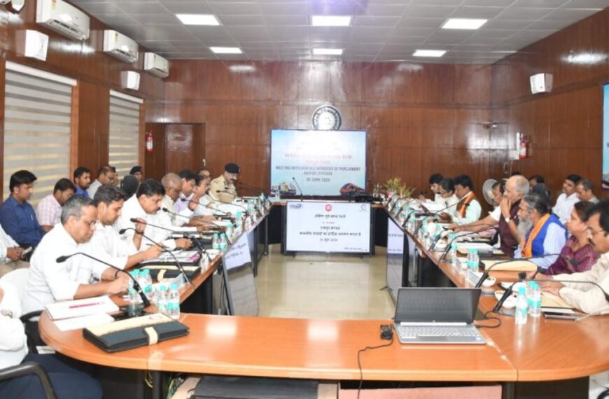 रायपुर रेलवे मंडल में विकास की बढ़ेगी रफ्तार: GM के साथ सांसदों की बैठक में यात्री सुविधाओं और नई ट्रेनों पर हुई अहम चर्चा