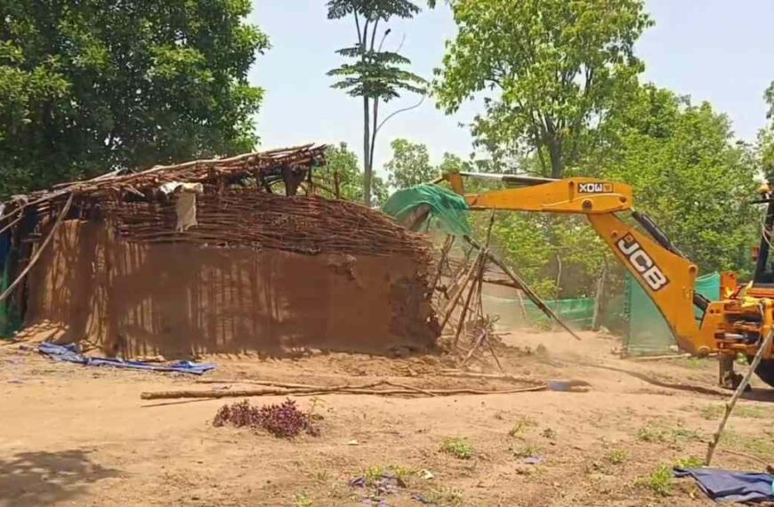 उदंती अभ्यारण क्षेत्र में अवैध बस्ती पर चला बुलडोजर, 29 लोगों ने हजारों पेड़ काटकर वन भूमि पर किया था कब्जा