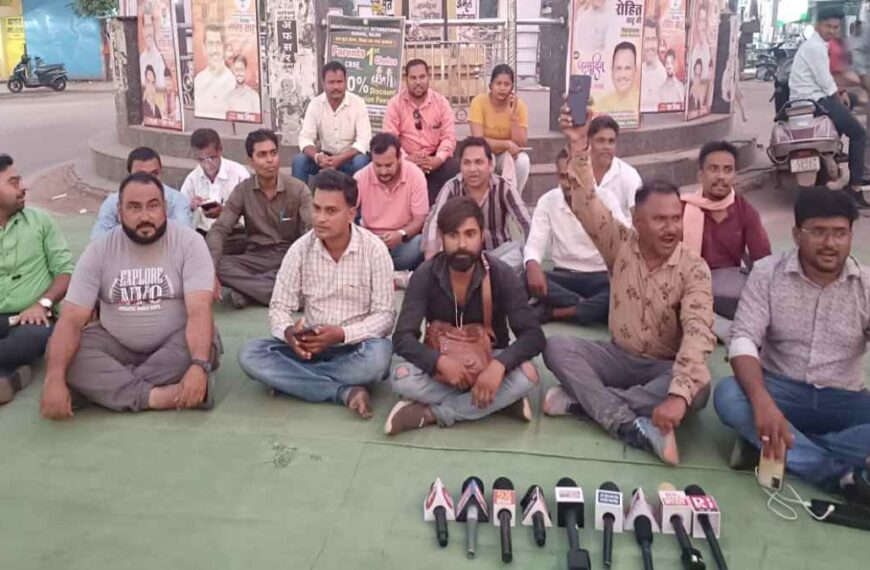 रेत माफियाओं ने पत्रकारों को दौड़ा-दौड़ाकर पीटा : धरने पर बैठे पत्रकार, माइनिंग अफसर पर सांठगाठ का आरोप