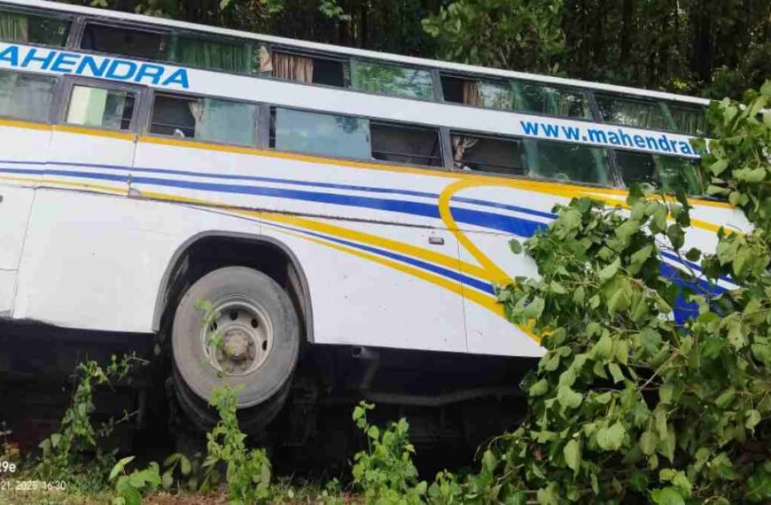 बस्तर में बड़ा सड़क हादसा, NH-30 पर 90 यात्रियों से भरी बस पलटी