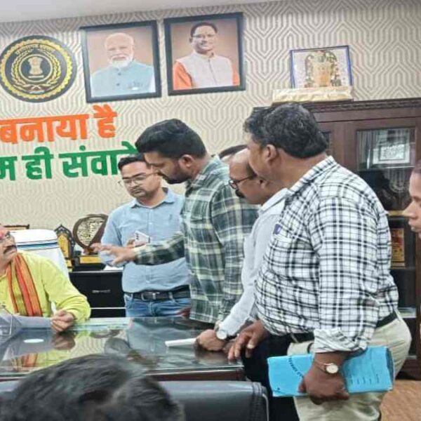 अंबेडकर अस्पताल में कॉल मी सर्विस का ठेका होगा निरस्त, स्वास्थ्य कर्मचारी संघ की मांग पर स्वास्थ्य मंत्री ने दिया आश्वासन