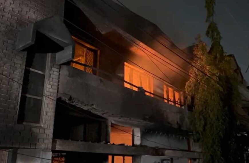 रेलवे स्टेशन इलाके में लगी भीषण आग, मची अफरा-तफरी