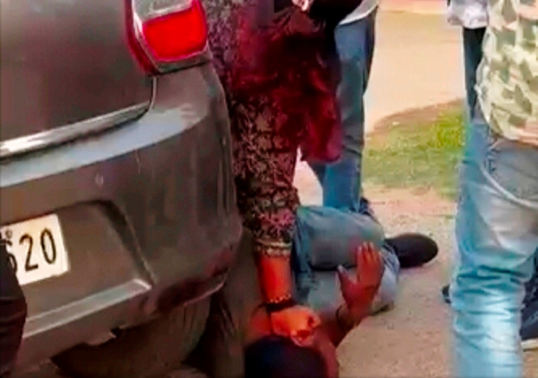 भाजपा नेत्री ने दिखायी दबंगई, सरेराह किसान को पीटा, जमकर बरसाये लात-घूंसे…