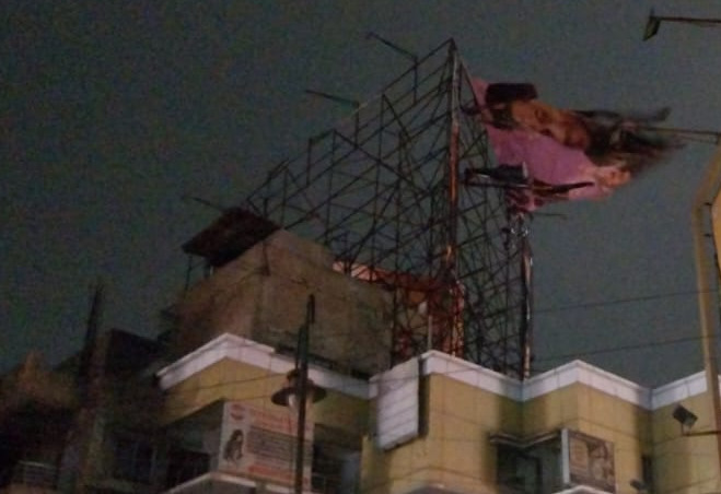 जलवायु संकट में जानलेवा होर्डिंग्स! रायपुर में फ्लैक्स-बोर्ड बने बिजली संकट की वजह