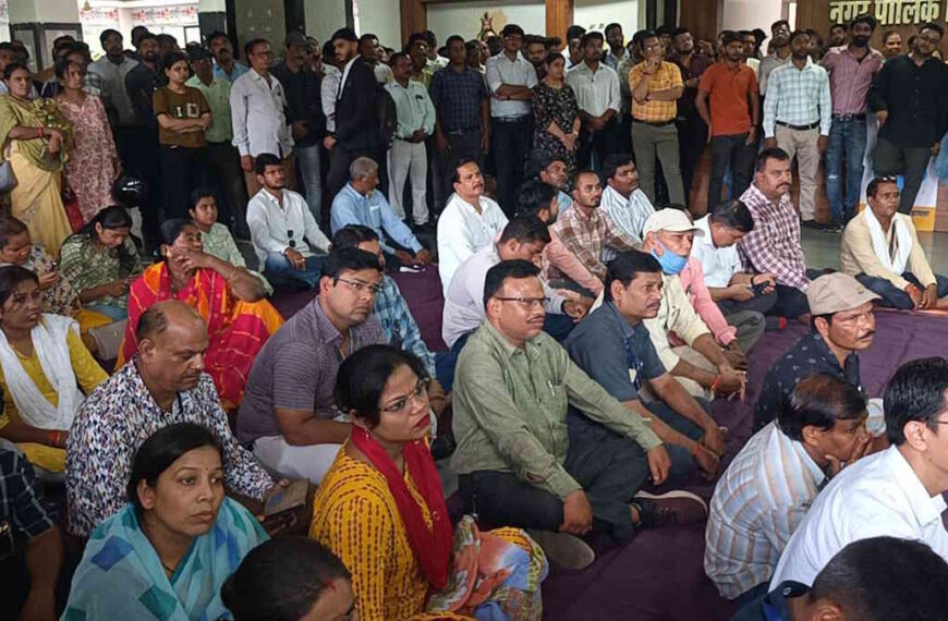 मूंछ वालों से लेकर पहुंच वालों तक का हमें करना पड़ता है काम, अगर अब प्रदर्शन नहीं करेंगे तो हमेशा रोना पड़ेगा, जानिए किस बात पर फूटा निगम कर्मियों का गुस्सा…