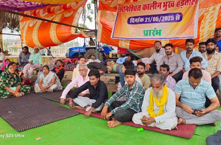 व्यवस्थापन के विरोध में भूख हड़ताल पर बैठे शुक्रवारी बाजार के फुटकर व्यापारी
