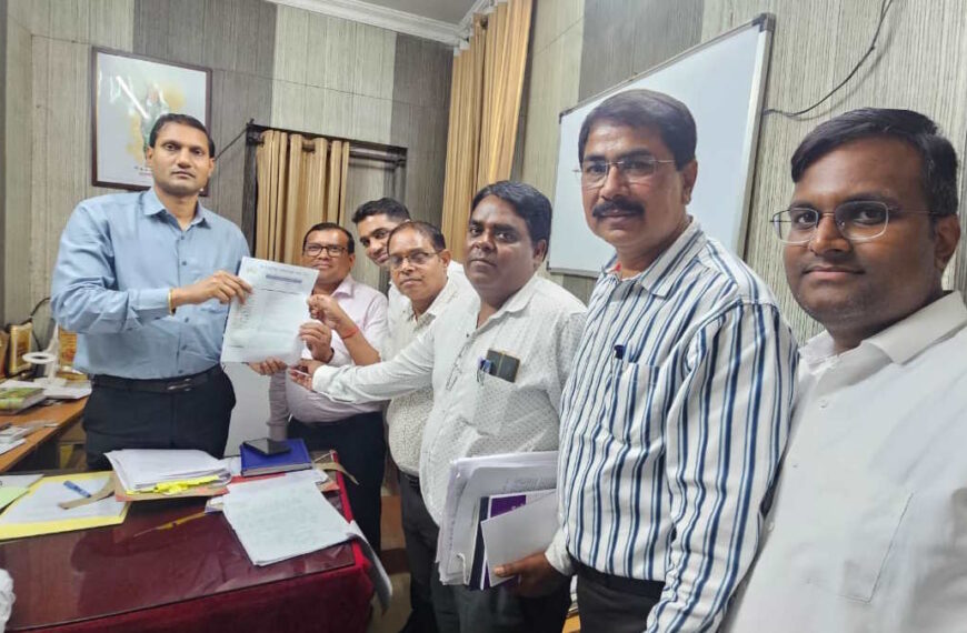 तहसीलदारों-नायाब तहसीलदारों के खिलाफ एकपक्षीय कार्रवाई पर कनिष्ठ प्रशासनिक सेवा संघ ने जताई आपत्ति, कलेक्टर के नाम सौंपा ज्ञापन…