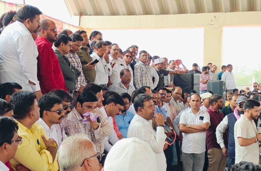 आज स्कूलों में लटकेंगे ताले: युक्तियुक्तकरण सहित अन्य मांगों को लेकर 1 लाख 80 हजार शिक्षक उतरेंगे सड़कों पर, सभी 146 विकासखंडों में होगा धरना प्रदर्शन