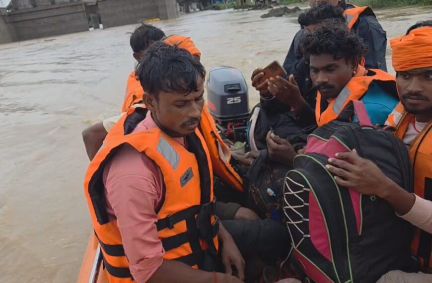 उफान पर शिवनाथ नदी, SDRF की टीम ने बाढ़ में फंसे 32 लोगों बाहर निकाला, रिहायसी इलाकों में घुसा पानी