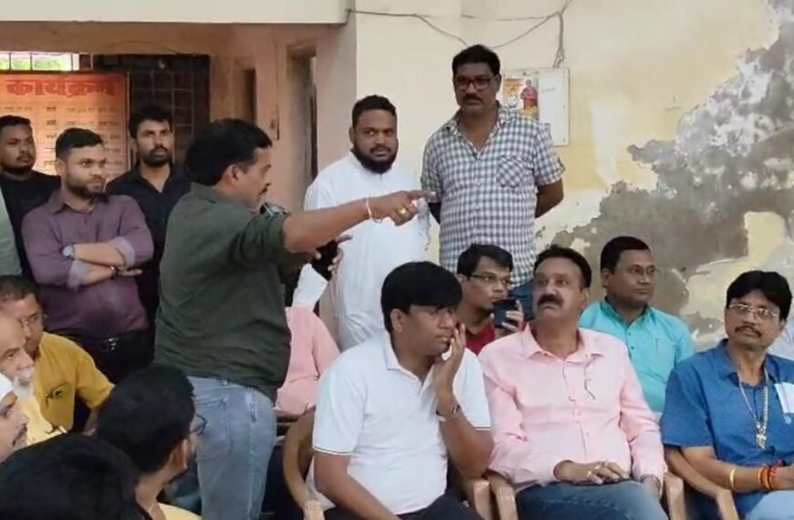 कांग्रेस की बैठक में फूटा कार्यकर्ताओं का गुस्सा, पूर्व मंत्री के सामने जमकर निकाली भड़ास…