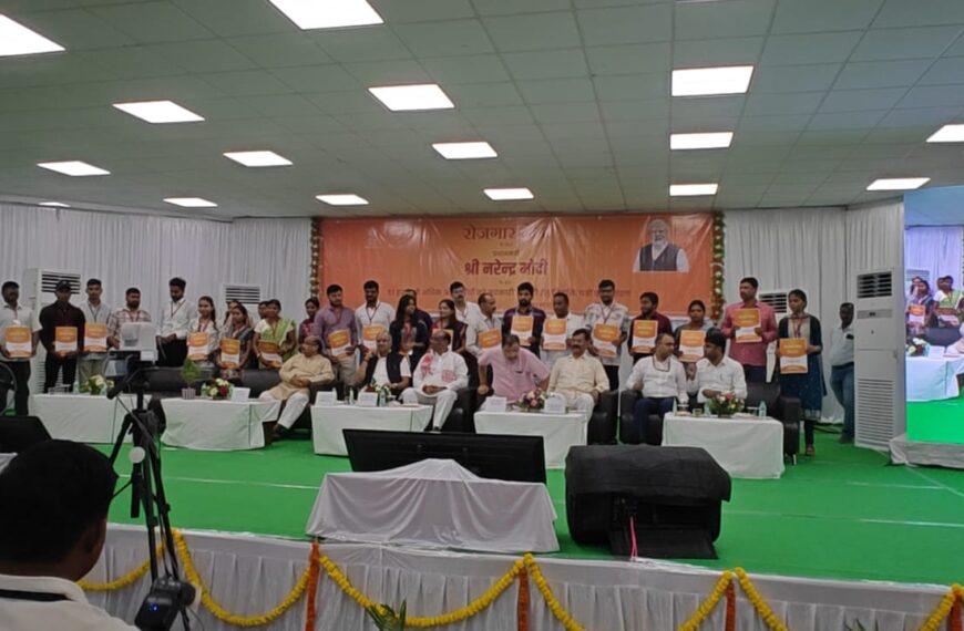 रायपुर में आयोजित रोजगार मेला में 72 युवाओं को केंद्रीय मंत्री दुर्गादास उइके नियुक्ति पत्र किया प्रदान, कहा- सरकार हर भारतीय का सपना सच करने के लिए प्रतिबद्ध