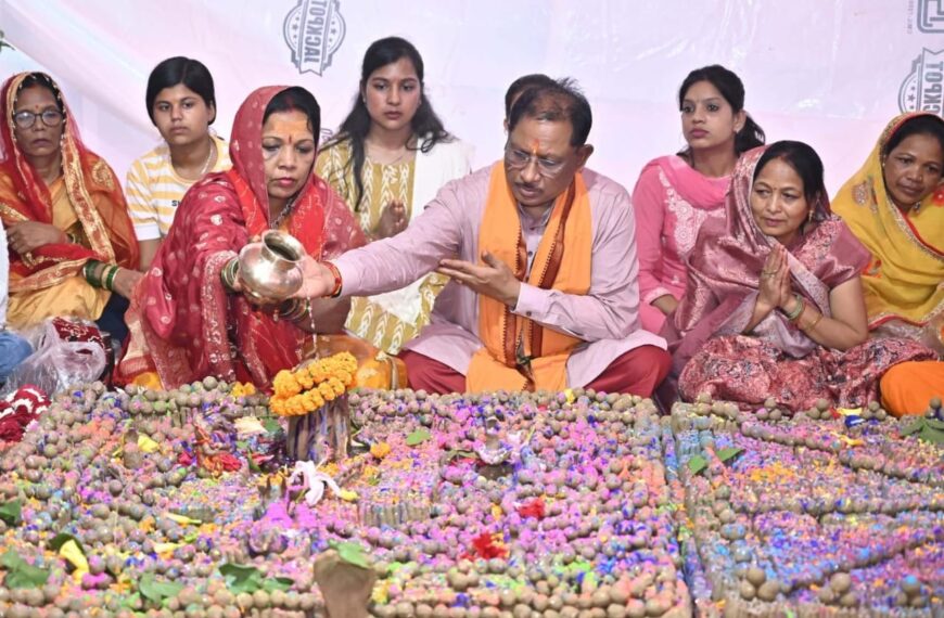 मुख्यमंत्री ने फलेश्वरनाथ महादेव मंदिर में की पूजा अर्चना, प्रदेशवासियों की सुख समृद्धि और खुशहाली की मंगलकामना की