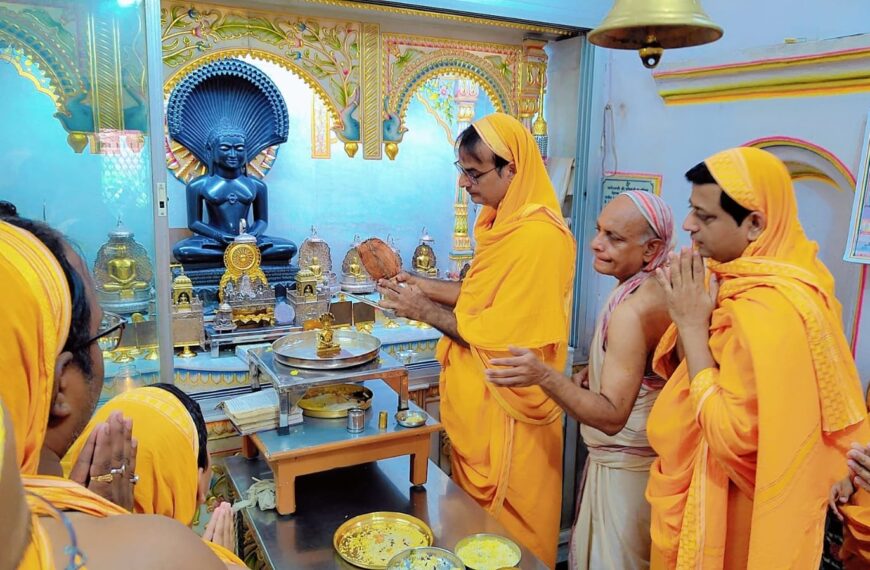 दिगंबर जैन बड़ा मंदिर में विश्वशांति हेतु 23वे तीर्थंकर पार्श्वनाथ भगवान का रजत कलशों से की गई अभिषेक/शांति धारा