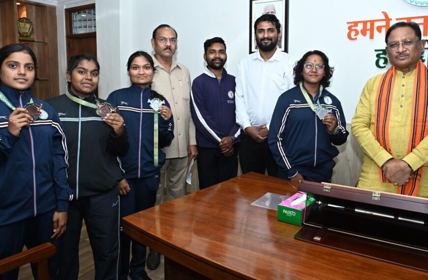 मुख्यमंत्री साय से किक बॉक्सिंग पदक विजेता खिलाड़ियों ने की मुलाकात