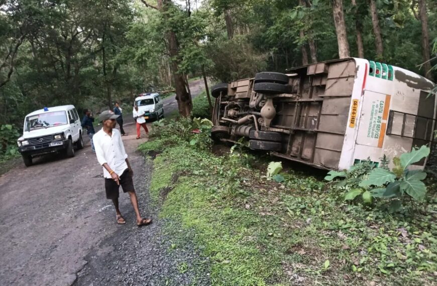 भीषण सड़क हादसा, ड्राइवर की लापरवाही से पलटी बस, कांच तोड़कर बाहर निकले यात्री