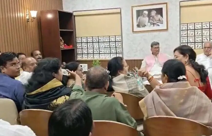 चैतन्य बघेल को हिरासत में लेने पर कांग्रेस विधायकों ने सदन में मचाया हंगामा, विधानसभा की कार्यवाही का किया बहिष्कार…