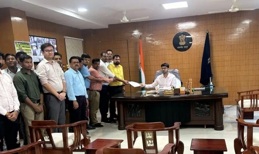 कनिष्ठ प्रशासनिक संघ ने 17 सूत्रीय मांगों को लेकर मुख्यमंत्री के नाम कलेक्टर को सौंपा ज्ञापन