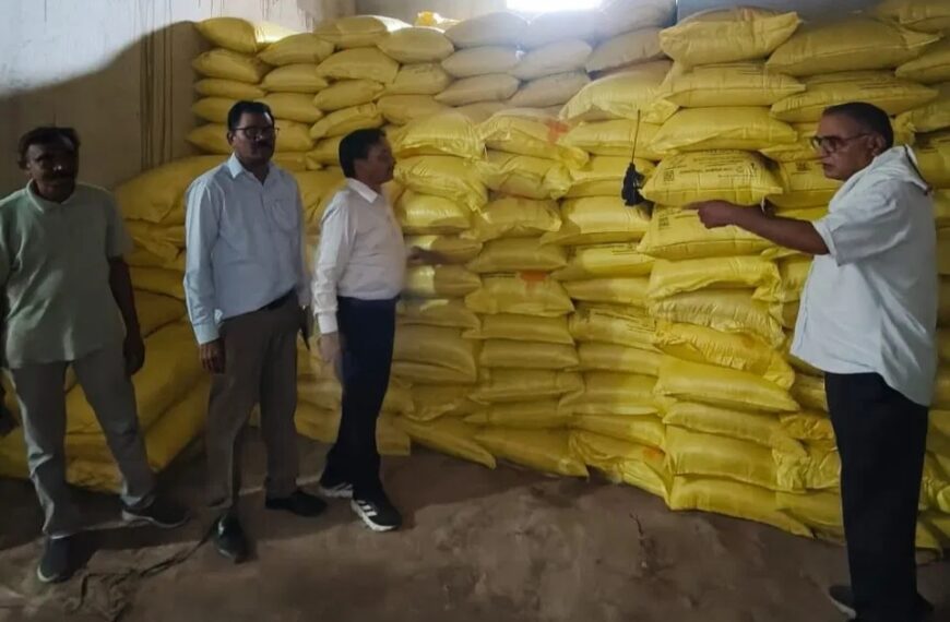 खाद दुकानों पर छापा: कृषि केंद्रों में मिली अनियमितताएं, एक का लाइसेंस निलंबित, कई दुकानों को नोटिस जारी