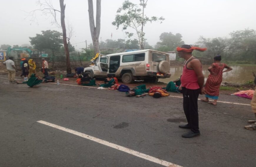 MP भीषण सड़क हादसे में 3 महिलाओं की मौतः अयोध्या दर्शन कर छत्तीसगढ़ लौट रहे परिवार का वाहन पेड़ से टकराया, 4 की हालत गंभीर