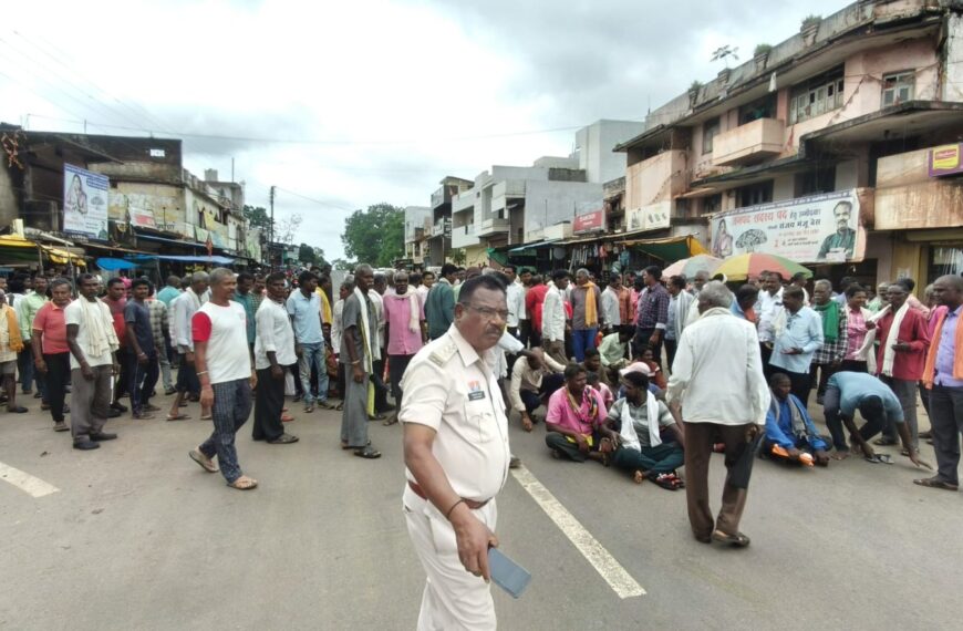 खाद नहीं तो रास्ता बंद: किसानों ने NH-930 पर किया चक्का जाम, 14 गांवों के किसान उतरे सड़क पर