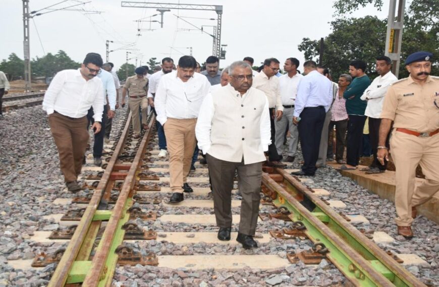 अभनपुर-राजिम के बीच जल्द दौड़ेगी पैसेंजर ट्रेन, रेल महाप्रबंधक ने किया निरीक्षण, अधिकारियों को दिए जरूरी निर्देश