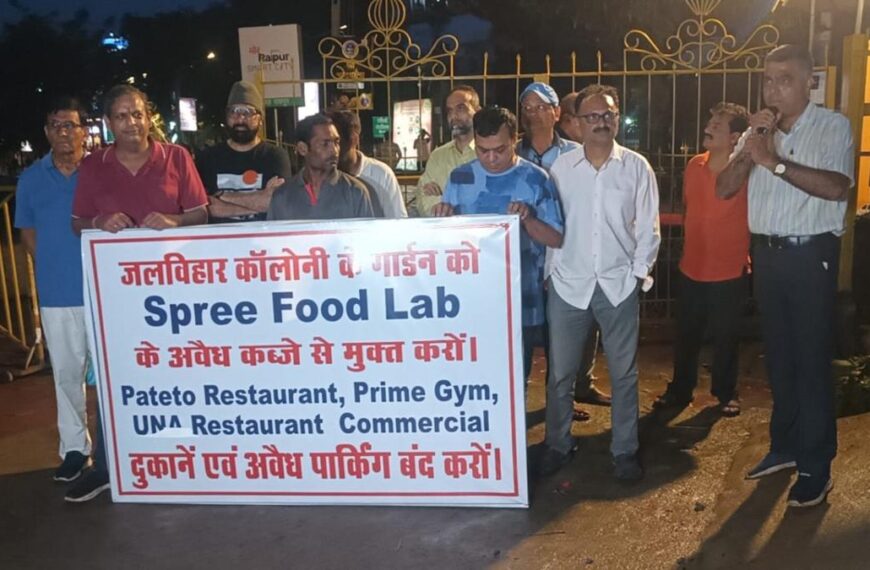 मरीन ड्राइव में व्यवसायीकरण के खिलाफ स्थानीय निवासी आक्रोशित, चम्मच-थाली बजाकर किया विरोध प्रदर्शन…