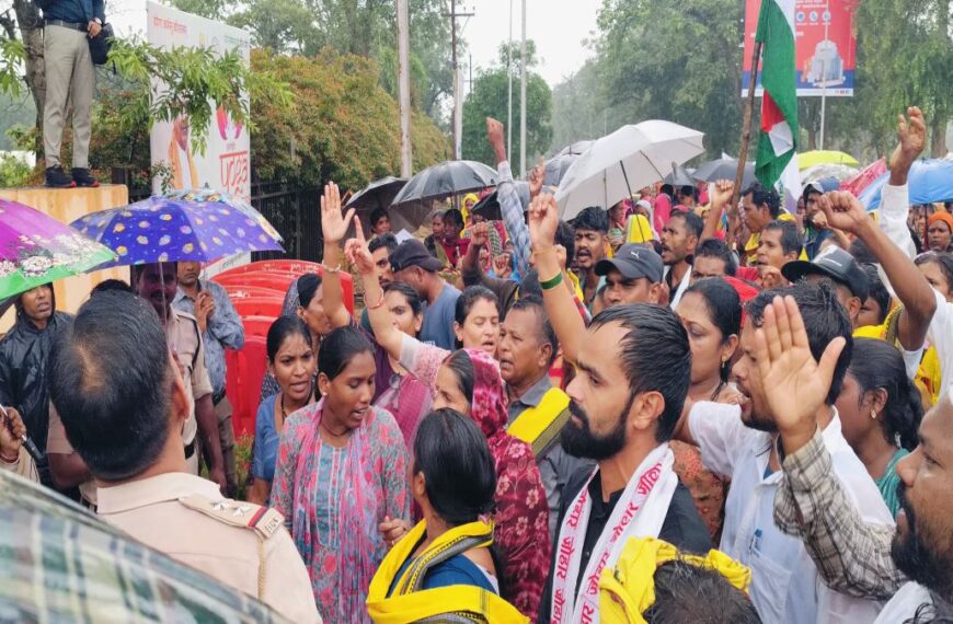 आदिवासी समाज ने वन अधिकार नियमों में बदलाव का किया कड़ा विरोध, मुख्यमंत्री के नाम सौंपा ज्ञापन