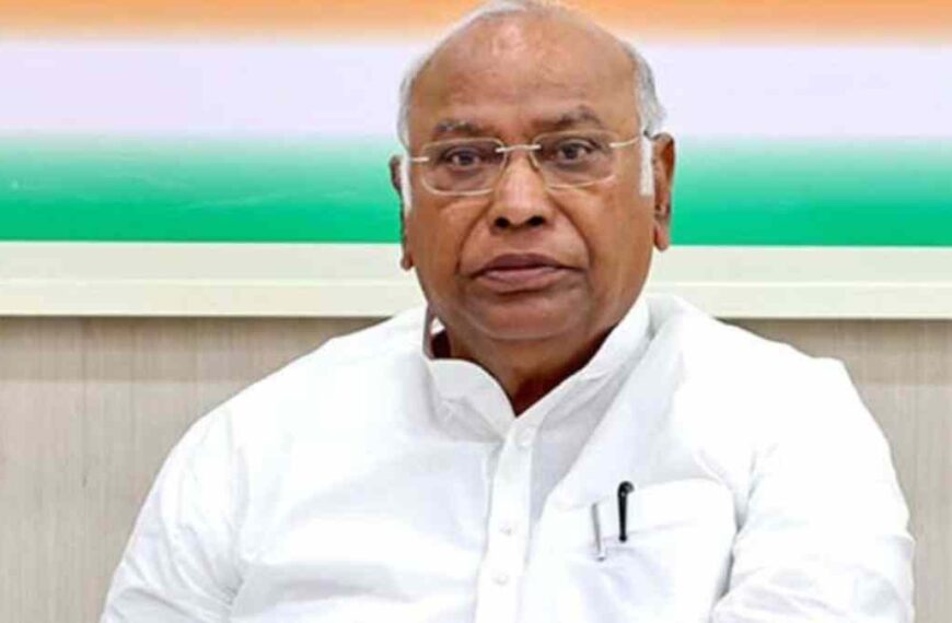 पॉलिटिकल अफेयर्स कमेटी की बैठक : मल्लिकार्जुन खरगे ने कहा – एकजुट होकर काम करें, भाजपा पर कांग्रेस नेताओं को फंसाने का लगाया आरोप