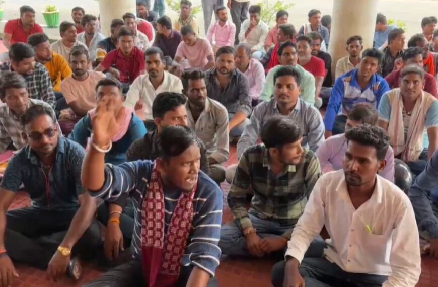 शक्कर कारखाने से 250 श्रमिकों की छंटनी, आक्रोशित मजदूरों ने कलेक्टर कार्यालय का घेराव कर जमकर नारेबाजी की