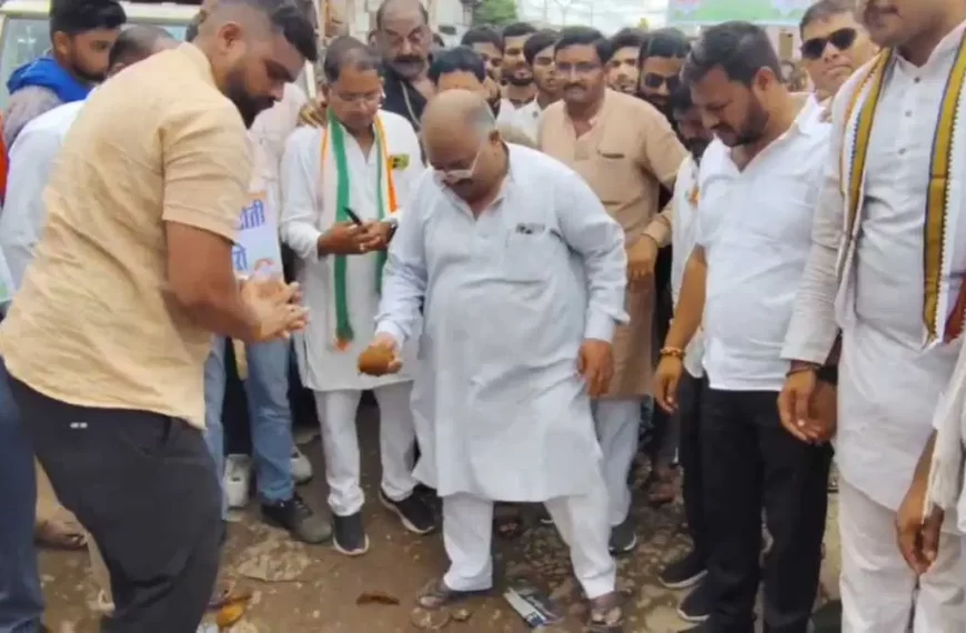 जर्जर सड़क को लेकर कांग्रेसियों ने किया अनोखा प्रदर्शन