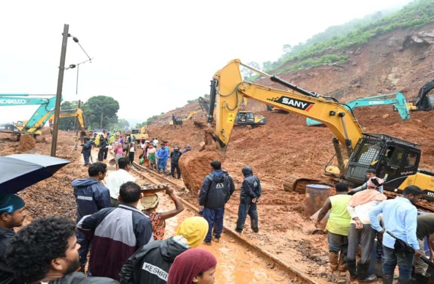 48 घंटे बाद बहाल हुई कोरापुट-किरंदुल रेललाइन, 16 मशीनें और 300 से ज्यादा कर्मचारी काम पर जुटे रहे