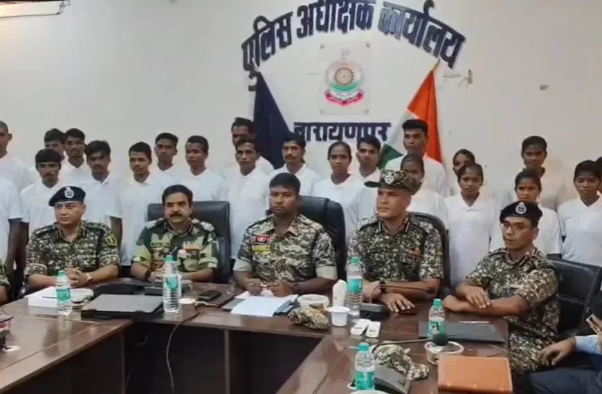 8 महिला समेत 22 नक्सलियों ने किया सरेंडर