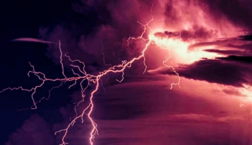 खेत में काम कर रहे दंपत्ति पर गिरी आकाशीय बिजली, पति-पत्नी दोनों की गयी जान, एक घायल